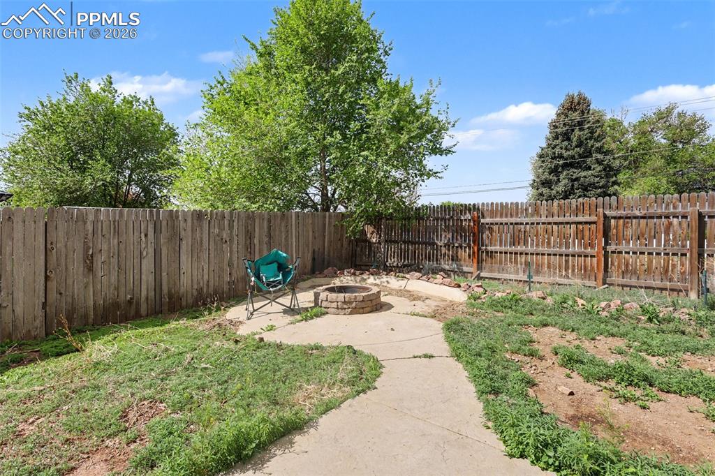 Image 23 of 25: Yard