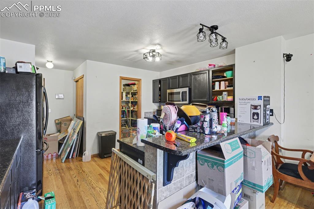 Image 7 of 25: Kitchen