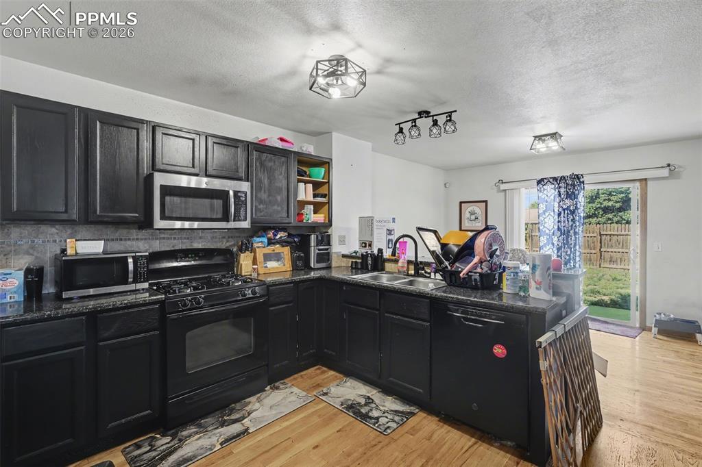 Image 8 of 25: Kitchen