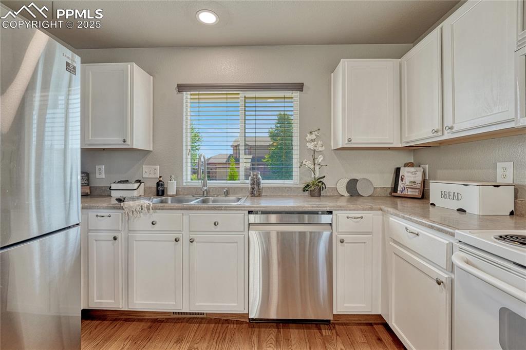 Image 7 of 38: Kitchen