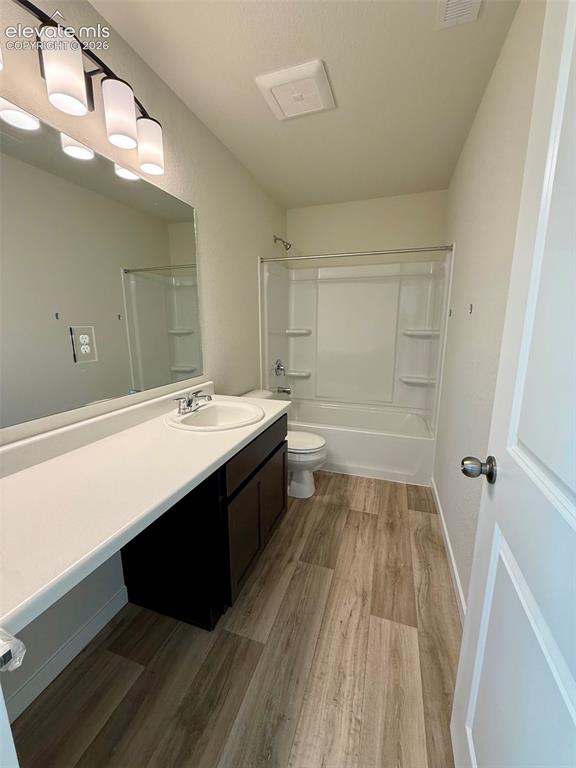 Image 33 of 39: Bathroom