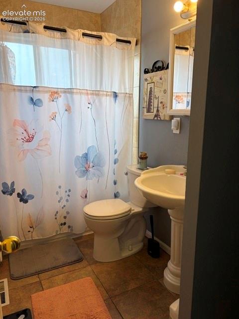 Image 19 of 27: Upper level full bathroom