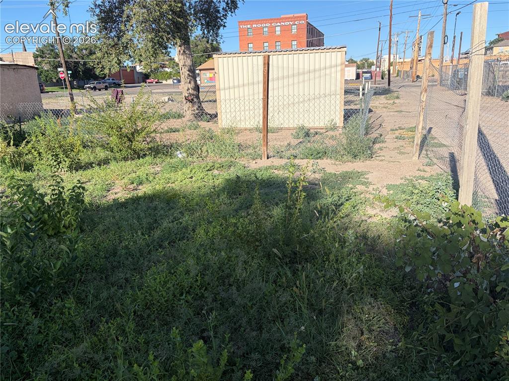 Image 10 of 17: Yard