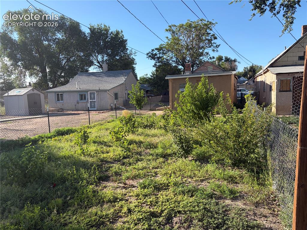 Image 11 of 17: Yard