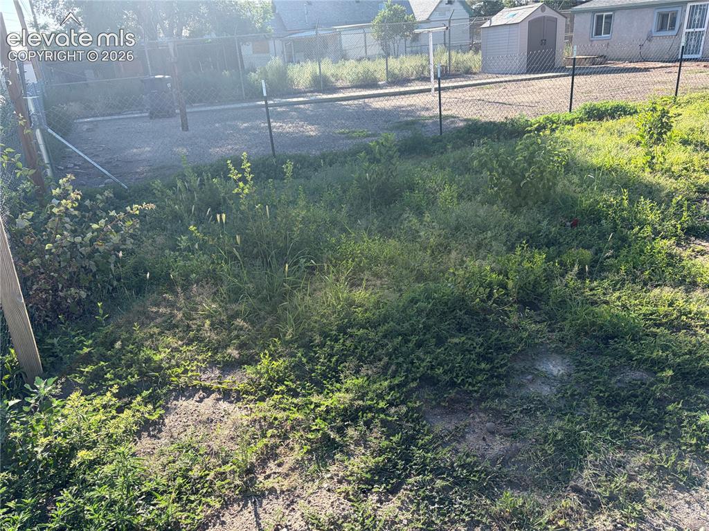 Image 12 of 17: Yard