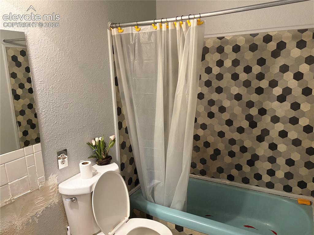 Image 6 of 17: Bathroom