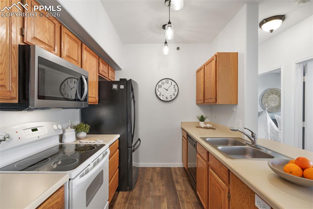 Image 10 of 34: Kitchen