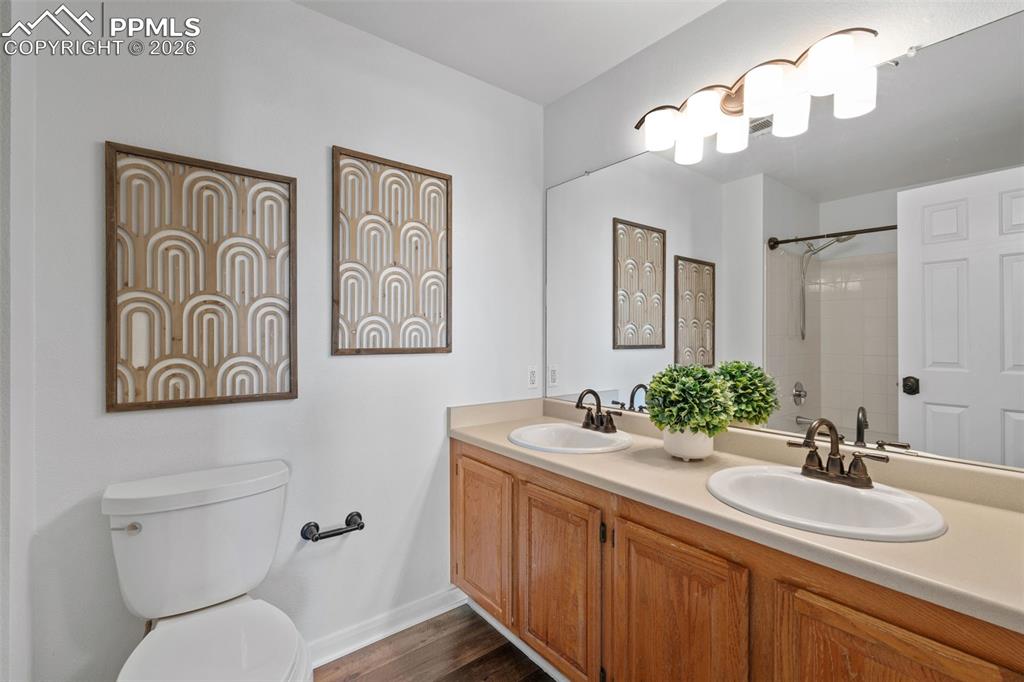 Image 16 of 34: Bathroom