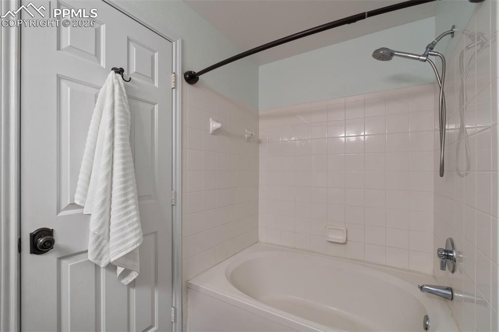 Image 17 of 34: Bathroom