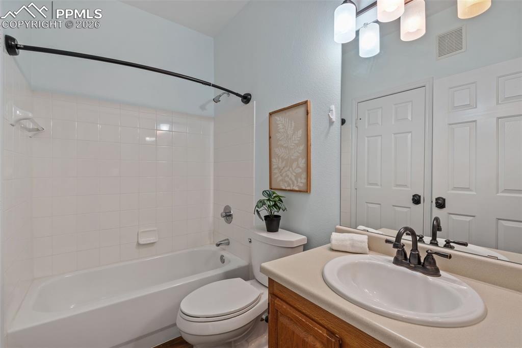 Image 21 of 34: Bathroom