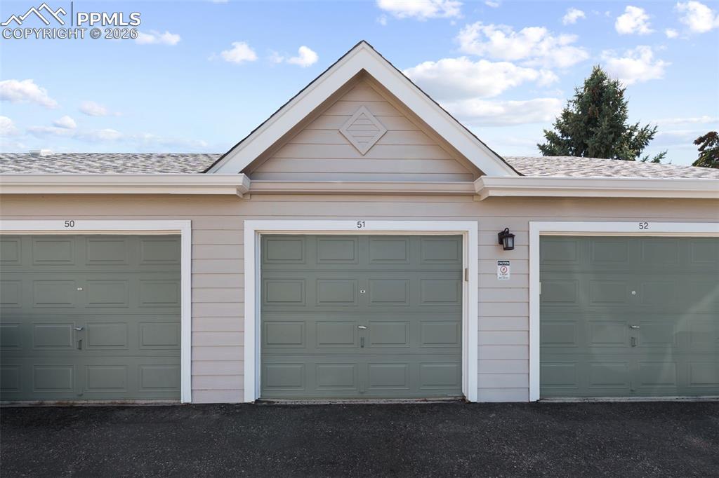 Image 27 of 34: Garage