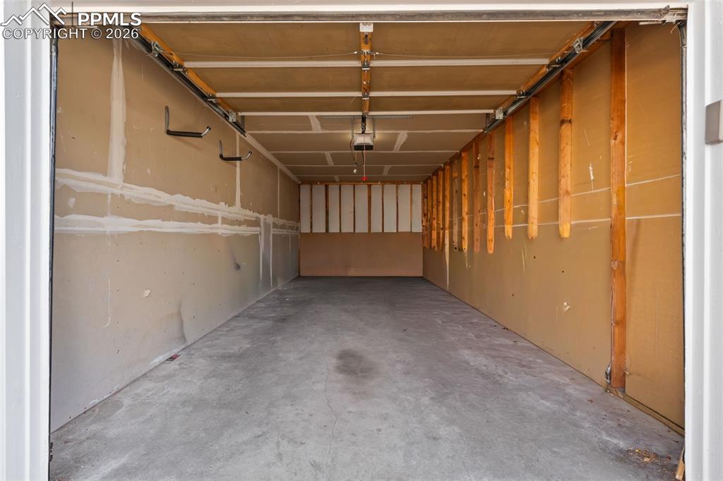 Image 28 of 34: Garage