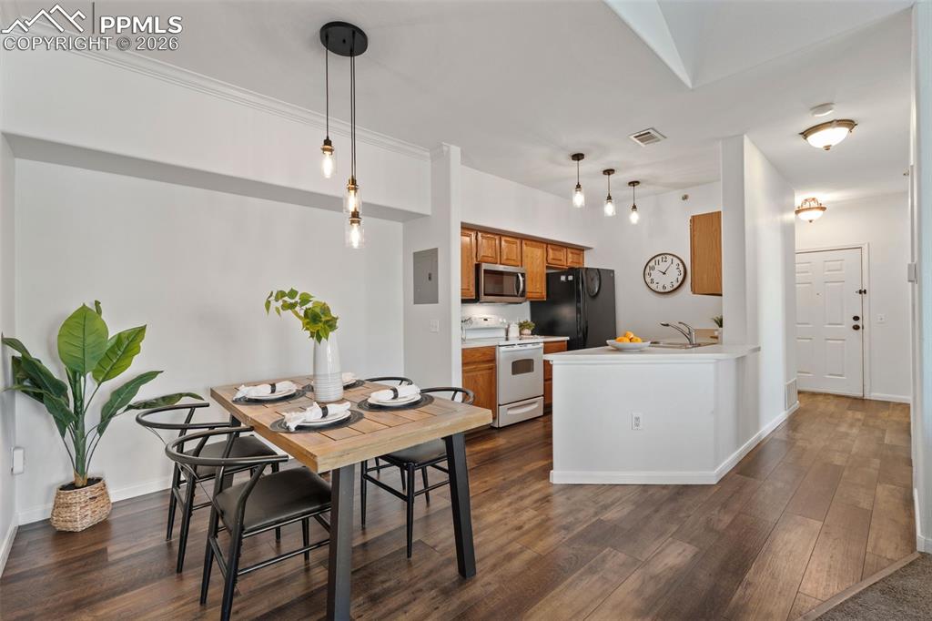 Image 6 of 34: Dining Area