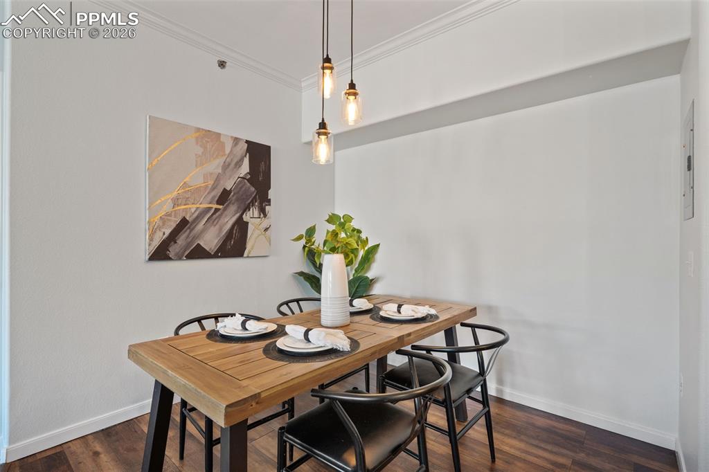 Image 7 of 34: Dining Area