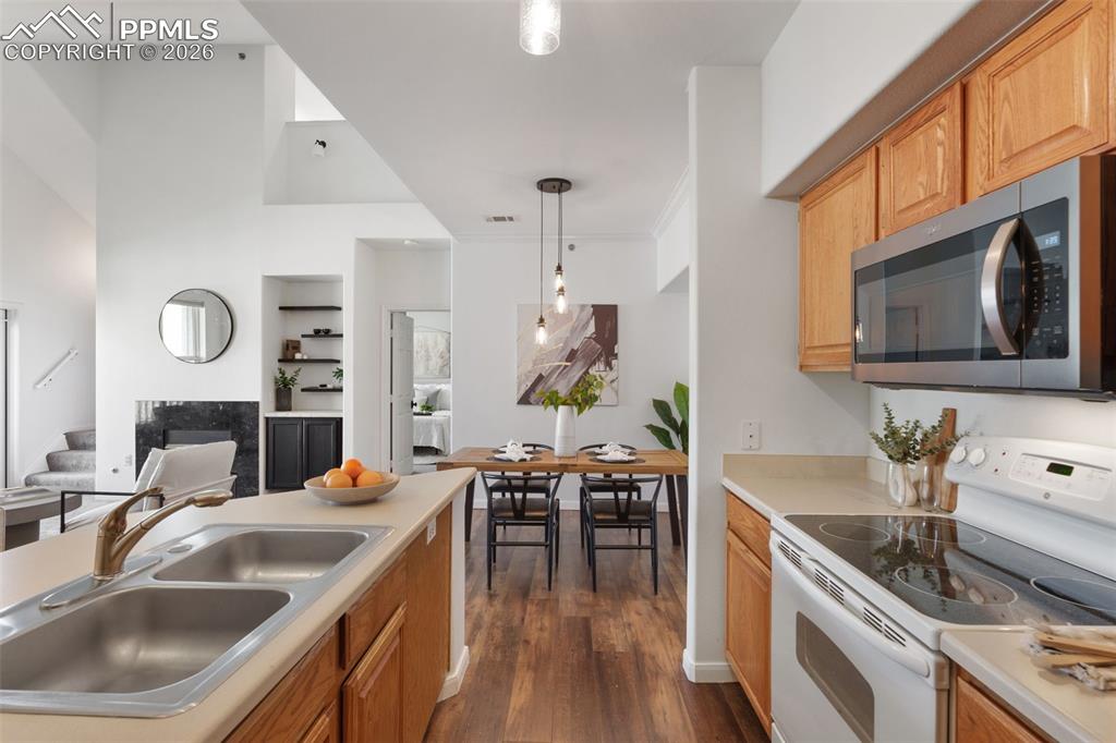 Image 9 of 34: Kitchen