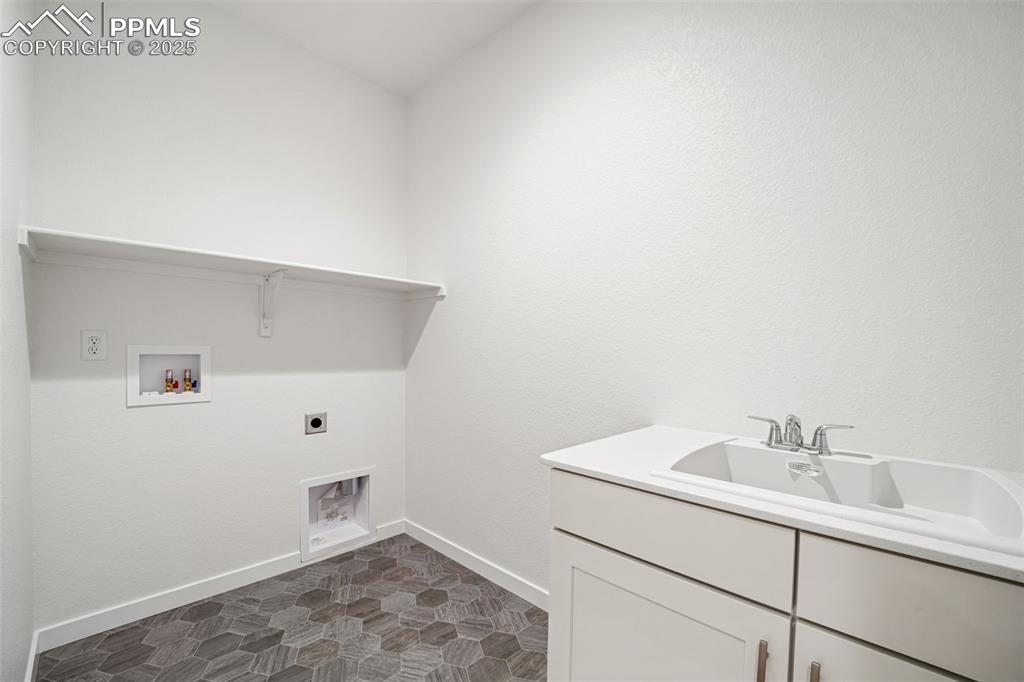 Image 13 of 30: Laundry