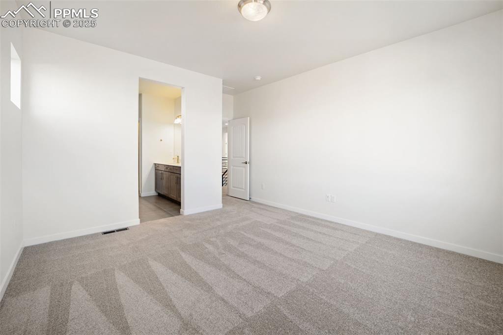 Image 17 of 30: Bedroom