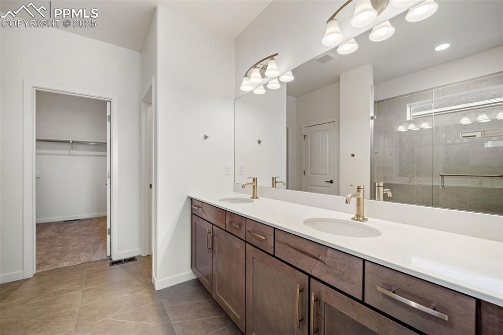 Image 19 of 30: Bathroom