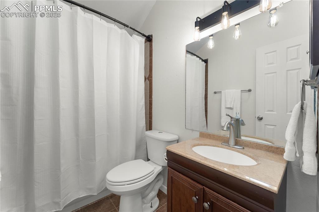 Image 24 of 33: 2nd floor bath