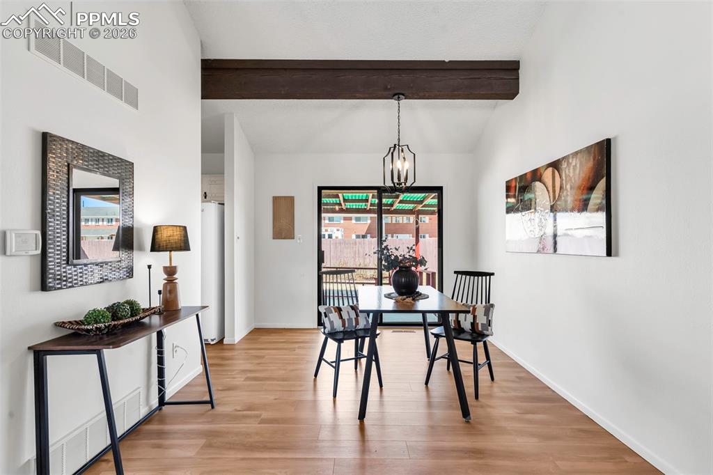 Image 14 of 50: Dining Area