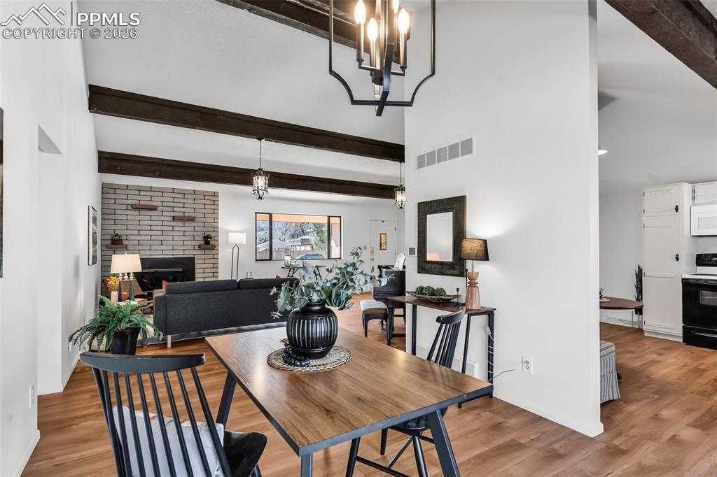 Image 15 of 50: Dining Area