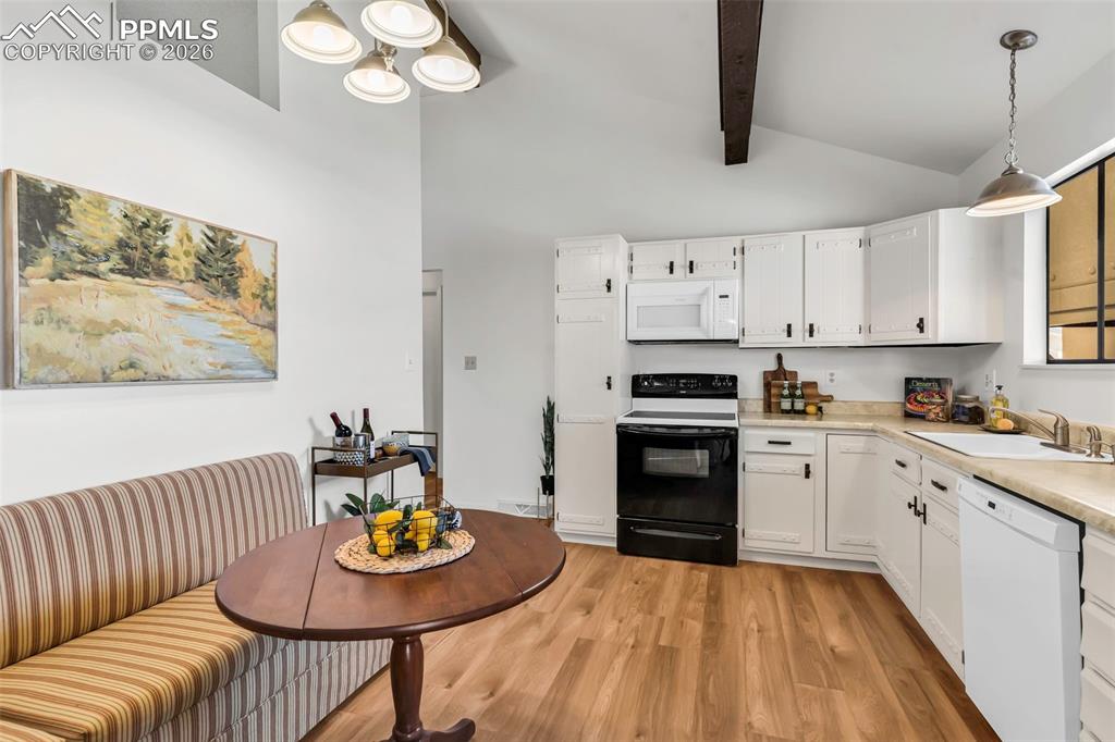 Image 16 of 50: Kitchen