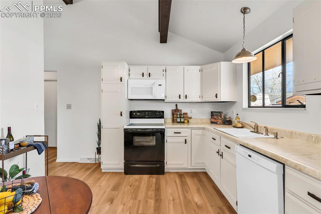 Image 17 of 50: Kitchen