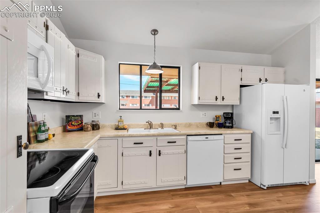 Image 19 of 50: Kitchen