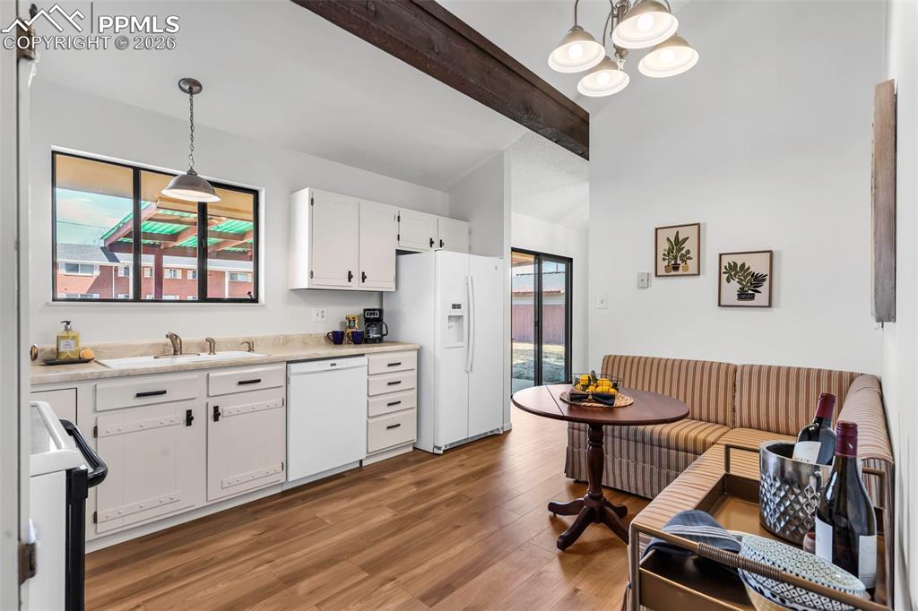 Image 20 of 50: Kitchen