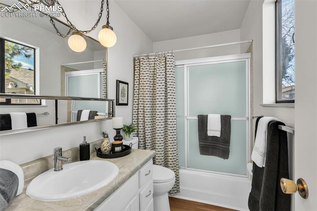 Image 24 of 50: Bathroom