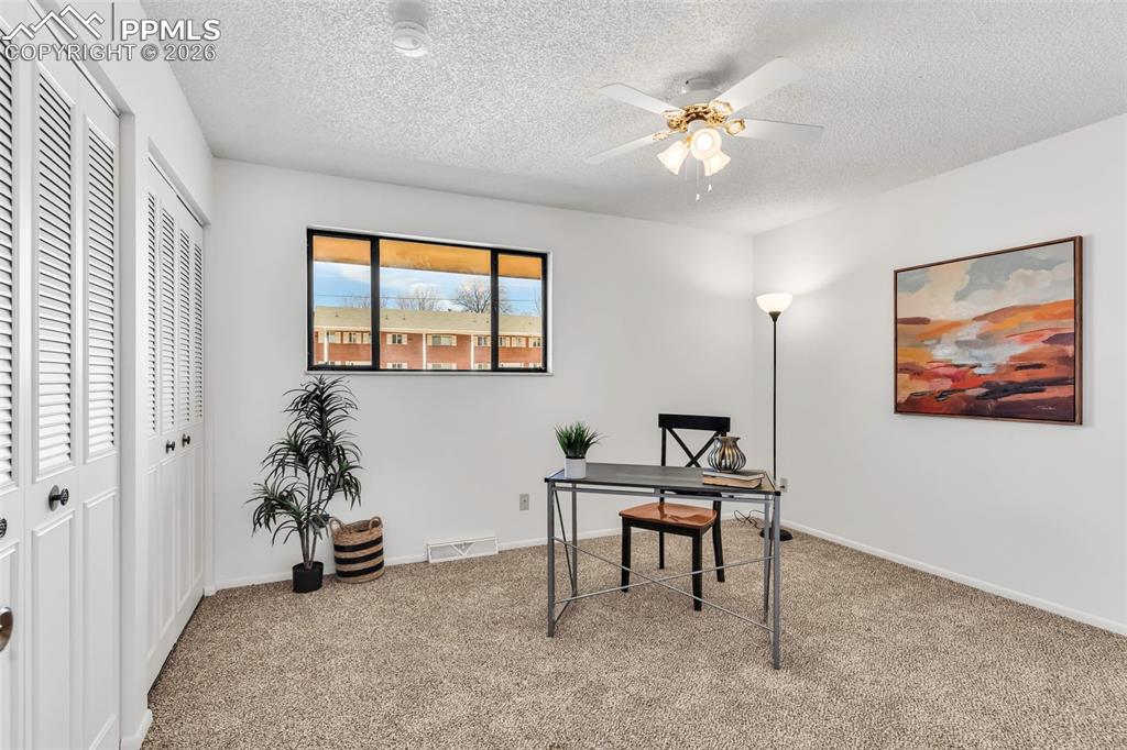 Image 25 of 50: Office