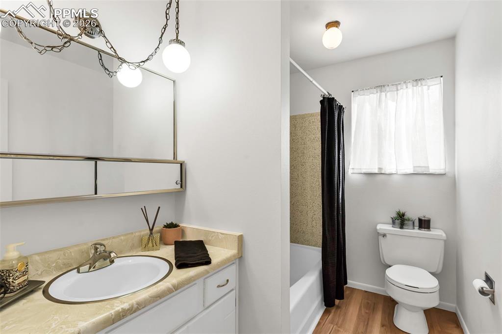 Image 26 of 50: Bathroom