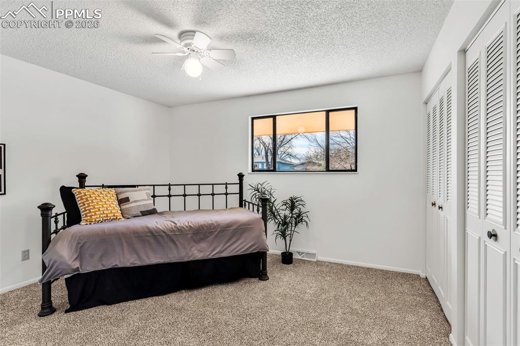 Image 27 of 50: Bedroom