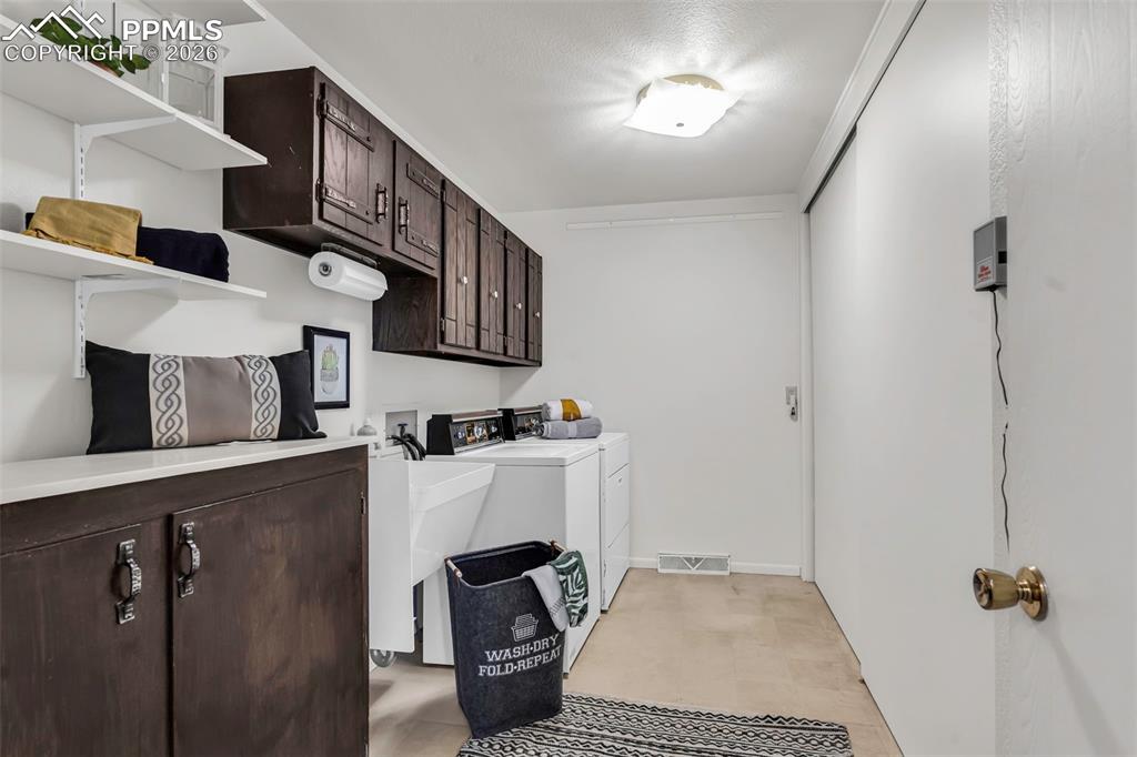 Image 28 of 50: Laundry