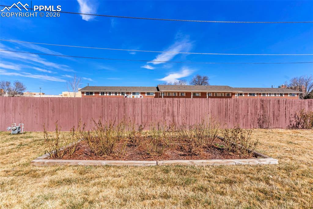 Image 32 of 50: Yard