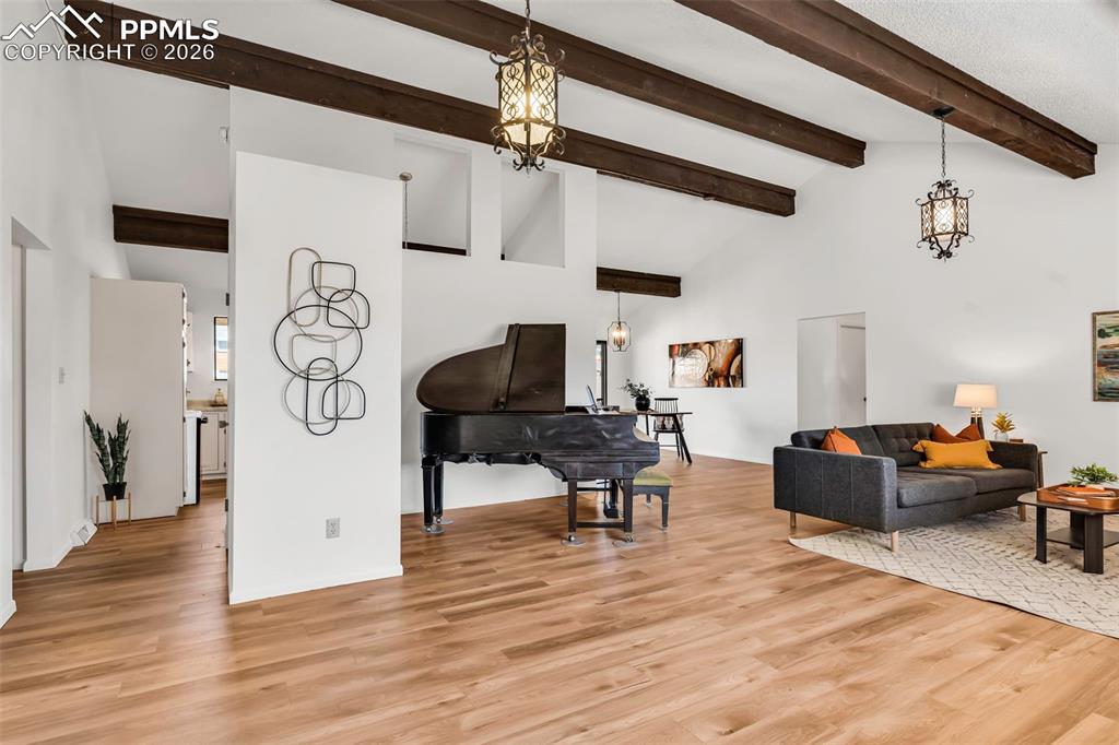 Image 7 of 50: Living Room