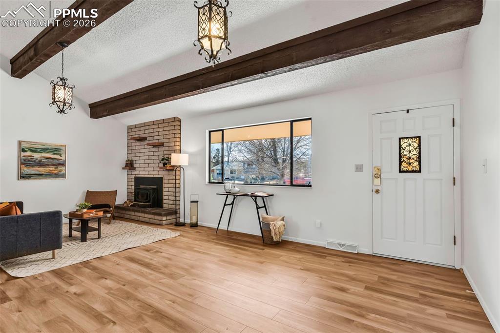 Image 8 of 50: Living Room