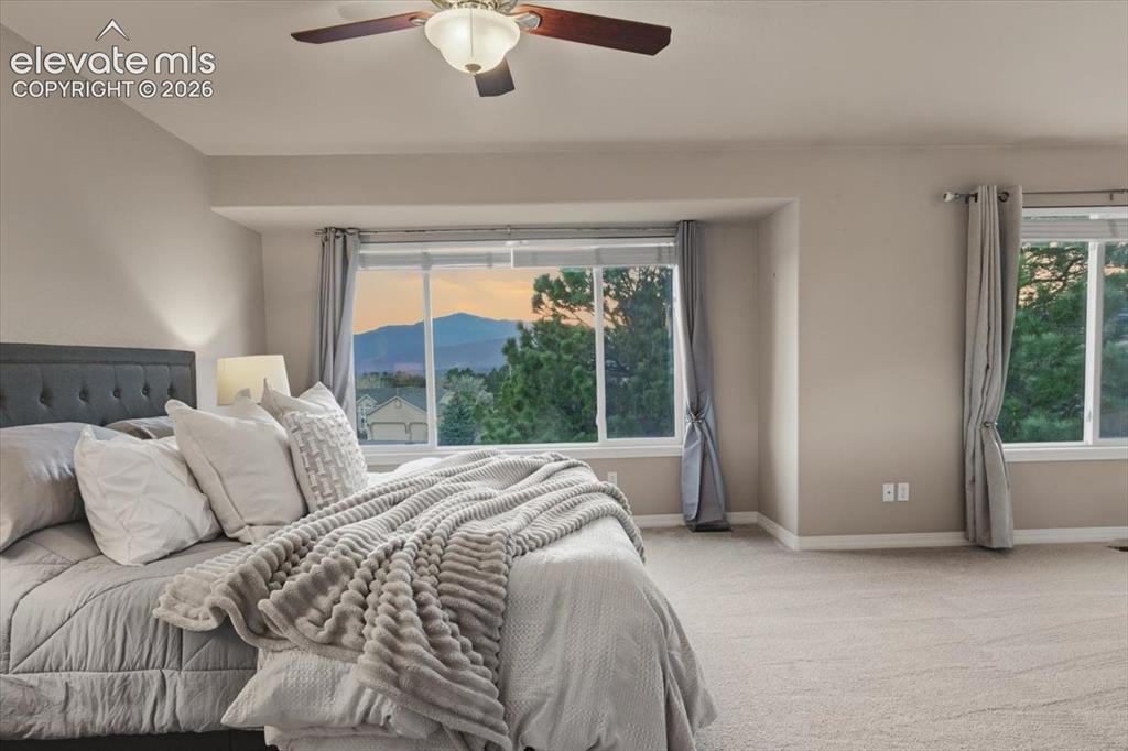 Image 19 of 50: Bedroom