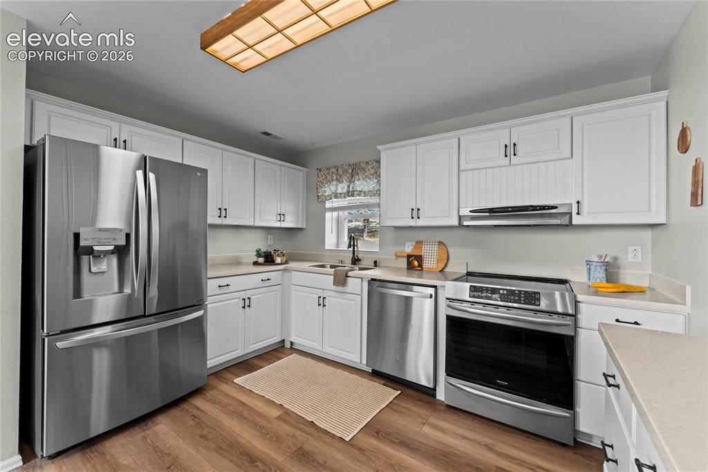 Image 17 of 46: Kitchen