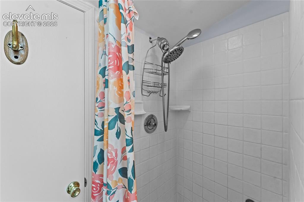 Image 31 of 46: Bathroom