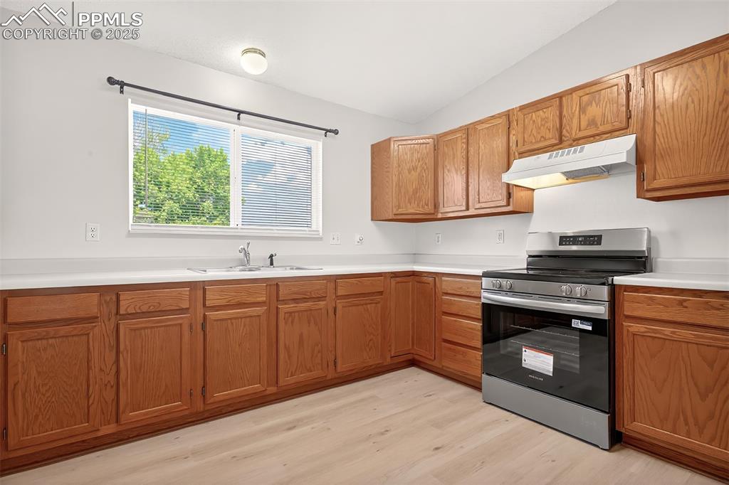 Image 10 of 23: Kitchen