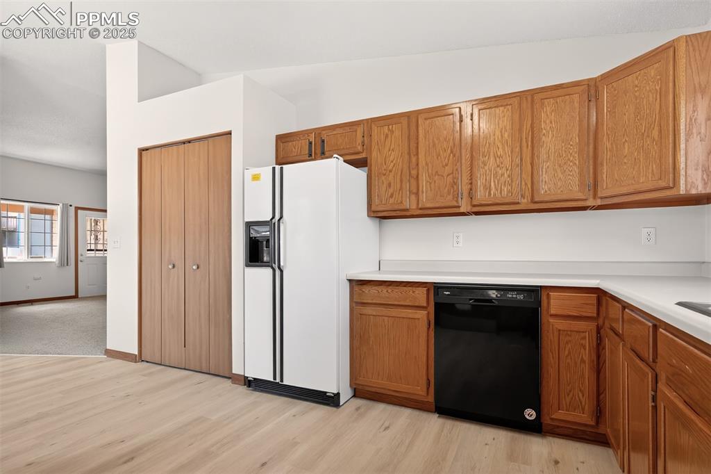 Image 11 of 23: Kitchen