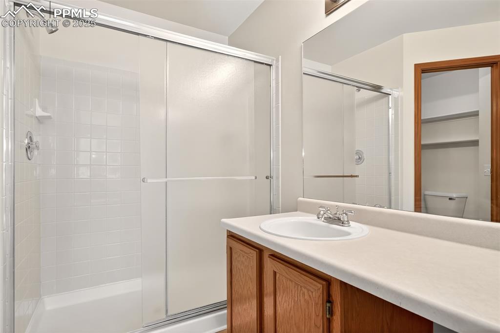 Image 16 of 23: Adjoining primary 3/4 bath.
