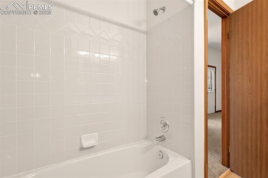 Image 20 of 23: Bathroom