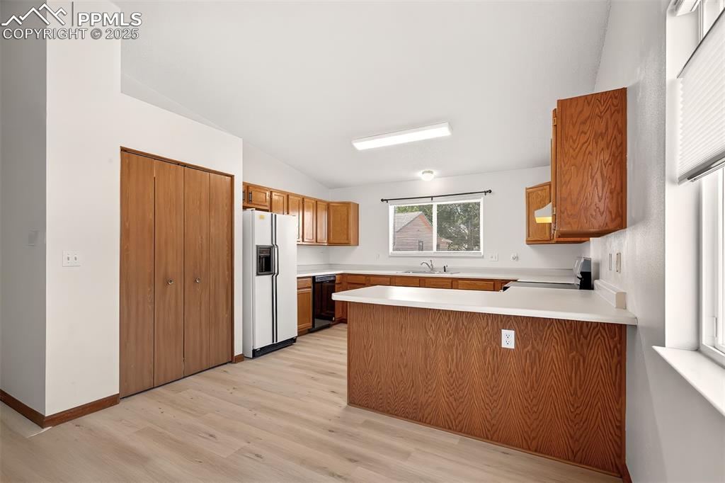 Image 9 of 23: HUGE kitchen with plenty of oak cabinetry, NEW stainless steel smooth-top r