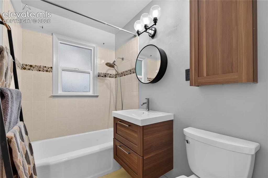 Image 11 of 25: Bathroom