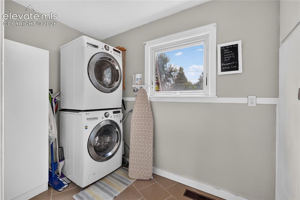 Image 14 of 25: Laundry
