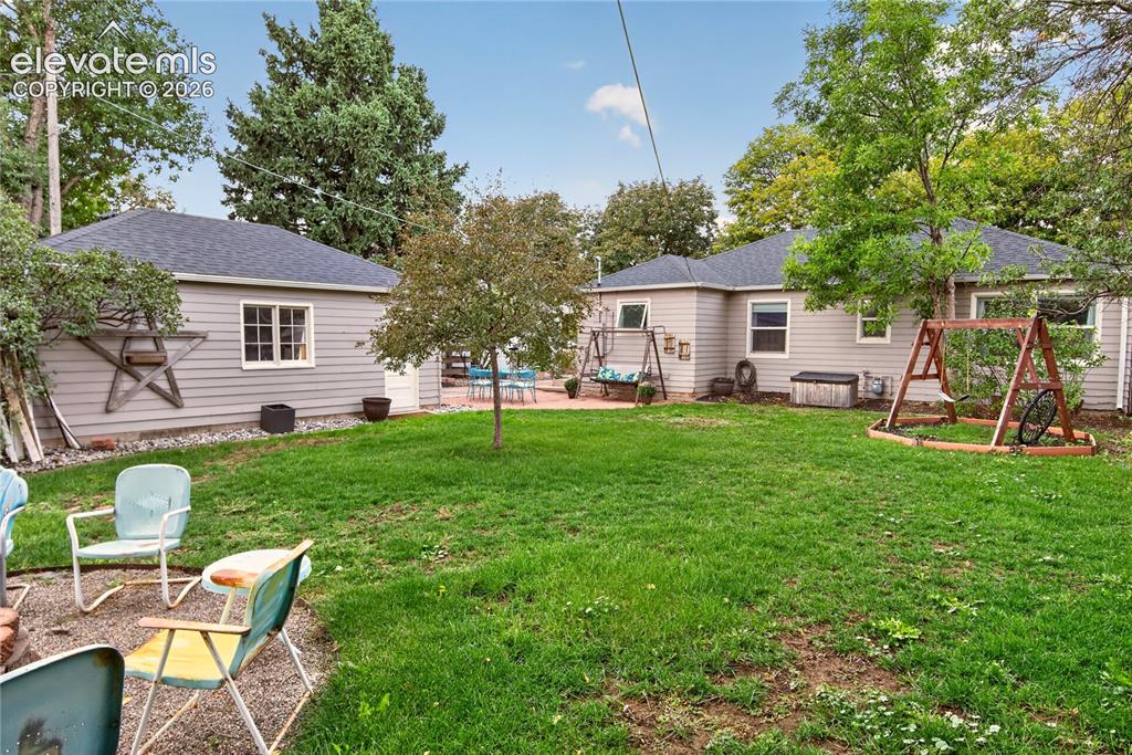 Image 16 of 25: Yard