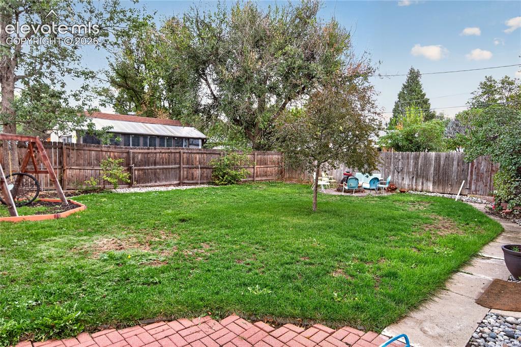 Image 17 of 25: Yard