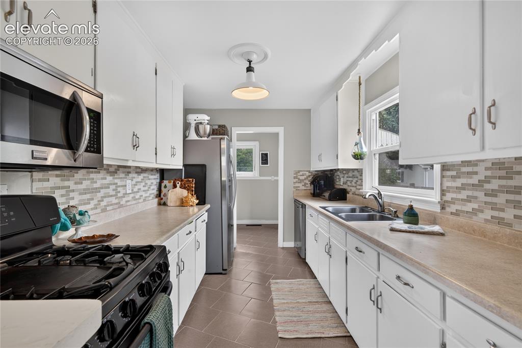 Image 8 of 25: Kitchen